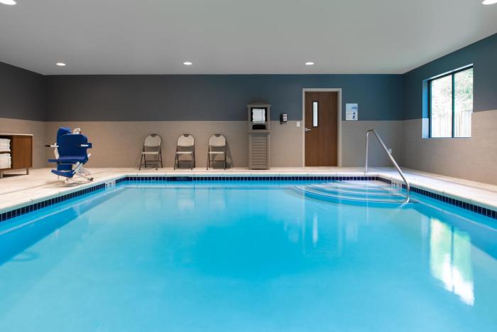 holiday inn express and suites camas vancouver by ihg