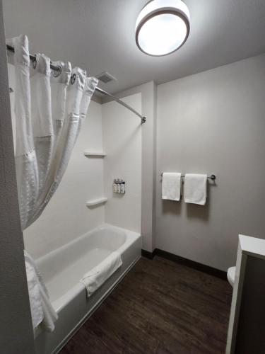 holiday inn express and suites camas vancouver by ihg