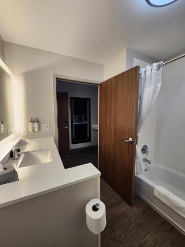 holiday inn express and suites camas vancouver by ihg