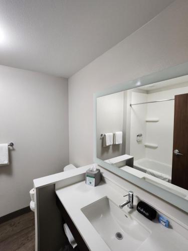 holiday inn express and suites camas vancouver by ihg