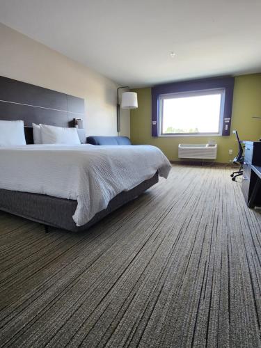 holiday inn express and suites camas vancouver by ihg