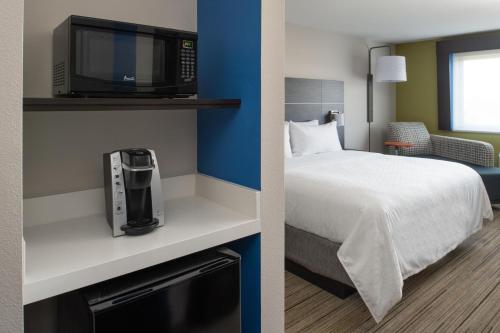 holiday inn express and suites camas vancouver by ihg