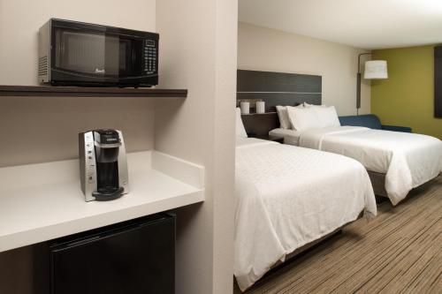 holiday inn express and suites camas vancouver by ihg