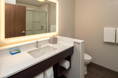 holiday inn express and suites camas vancouver by ihg