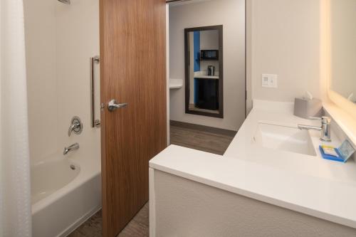 holiday inn express and suites camas vancouver by ihg