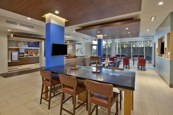Holiday Inn Express & Suites South Hill By Ihg,Lawrenceville>>La Crosse,3 star
