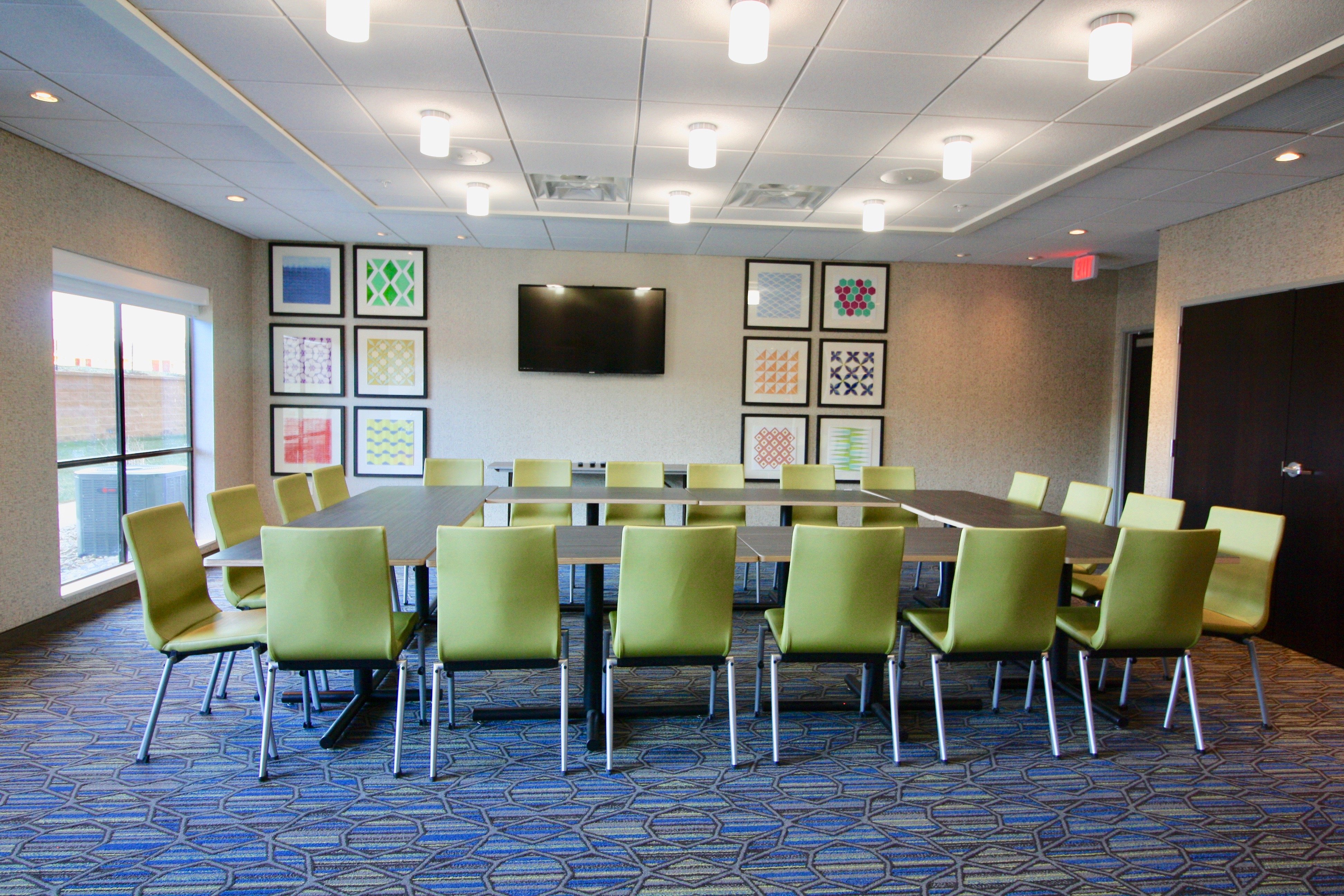 holiday inn exp and sts kirksville university area