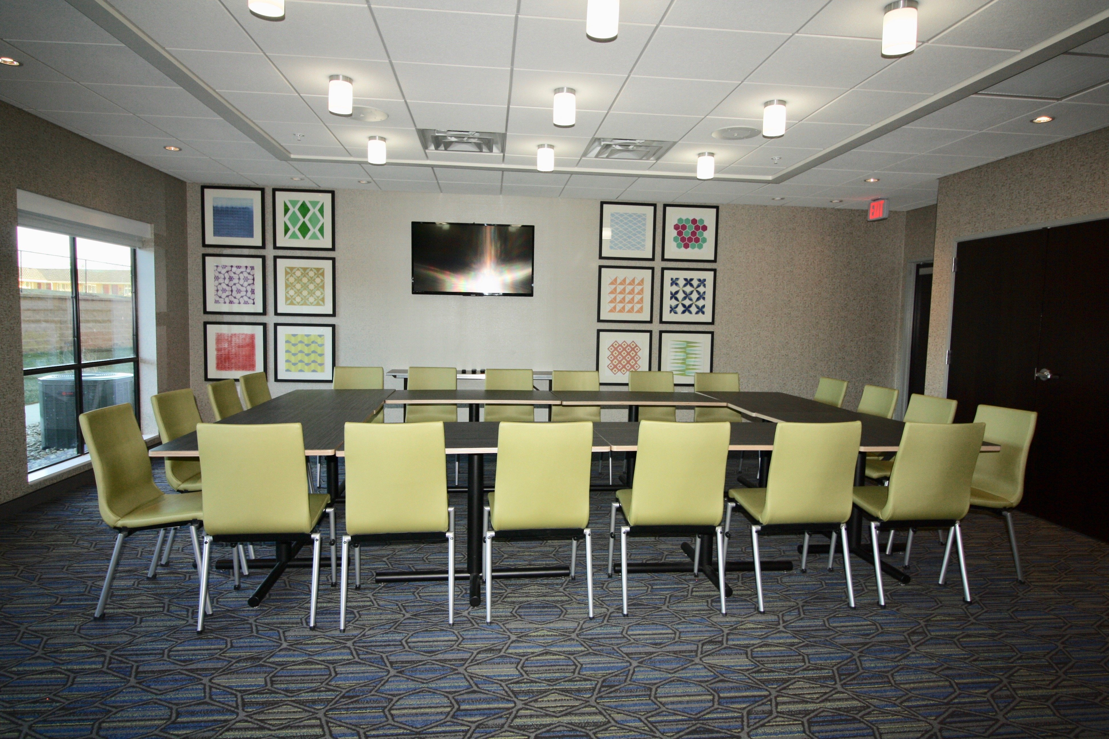 holiday inn exp and sts kirksville university area
