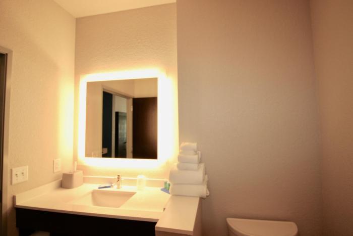 holiday inn exp and sts kirksville university area