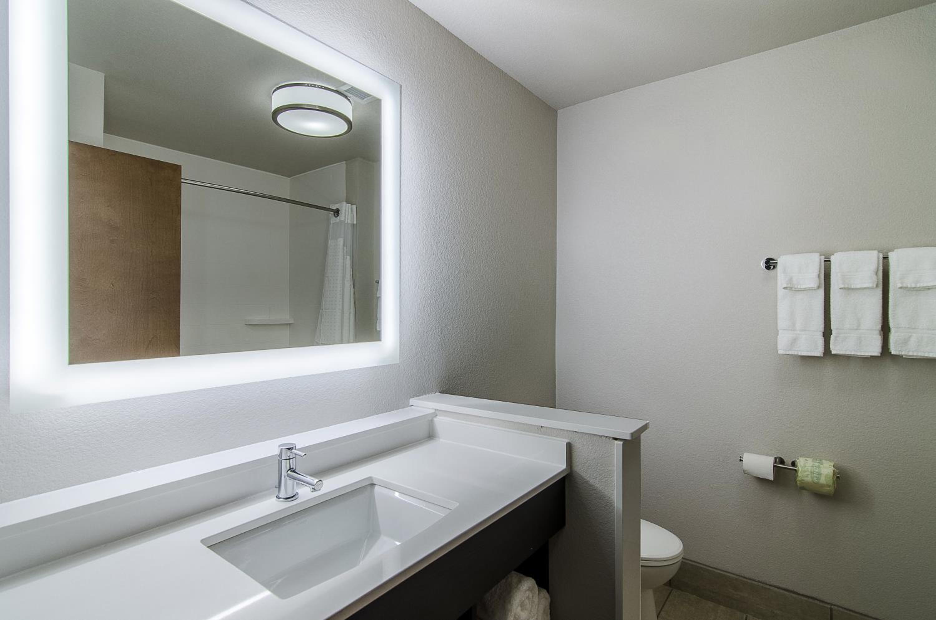 holiday inn express and suites atchison by ihg