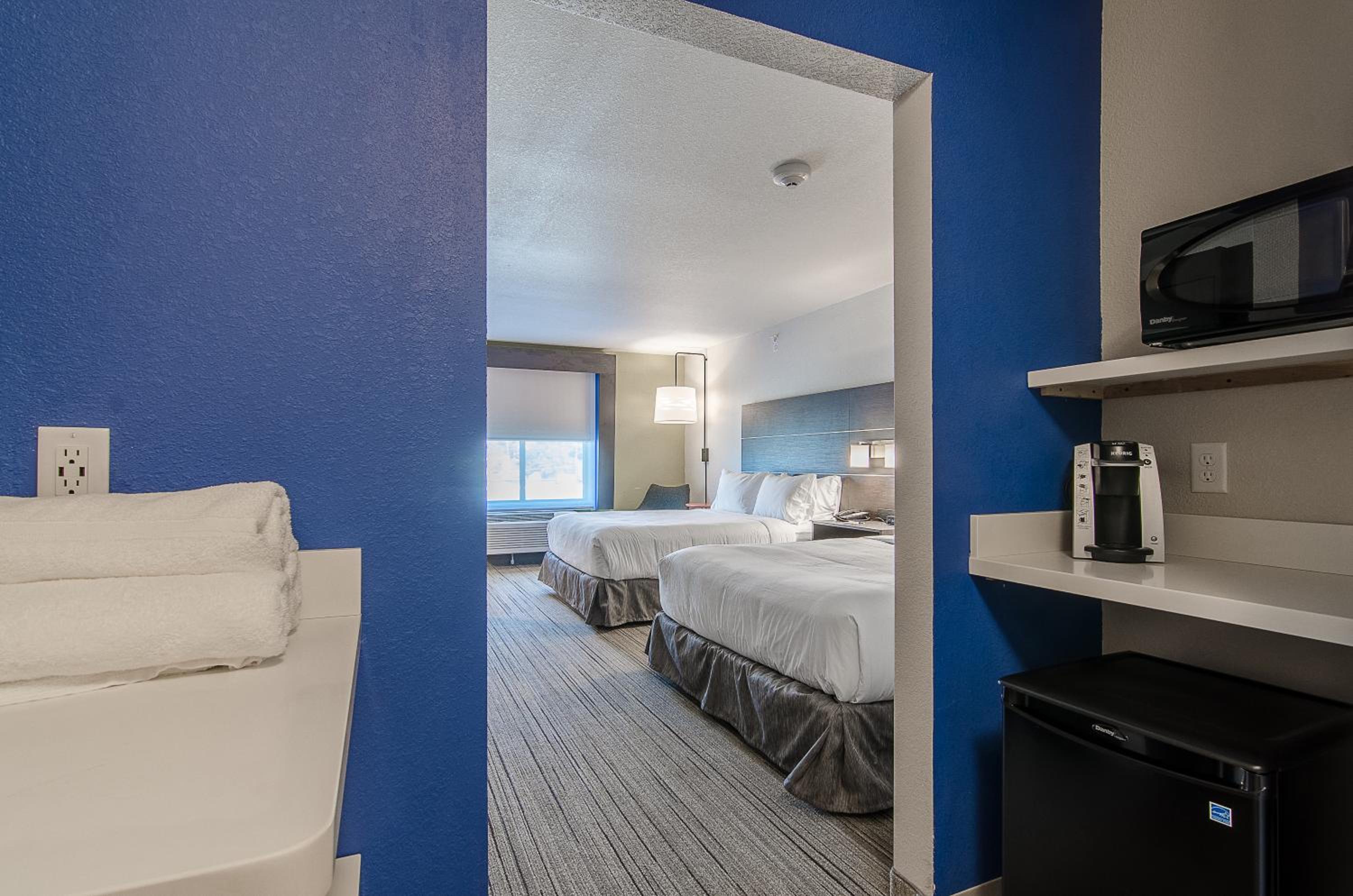 holiday inn express and suites atchison by ihg