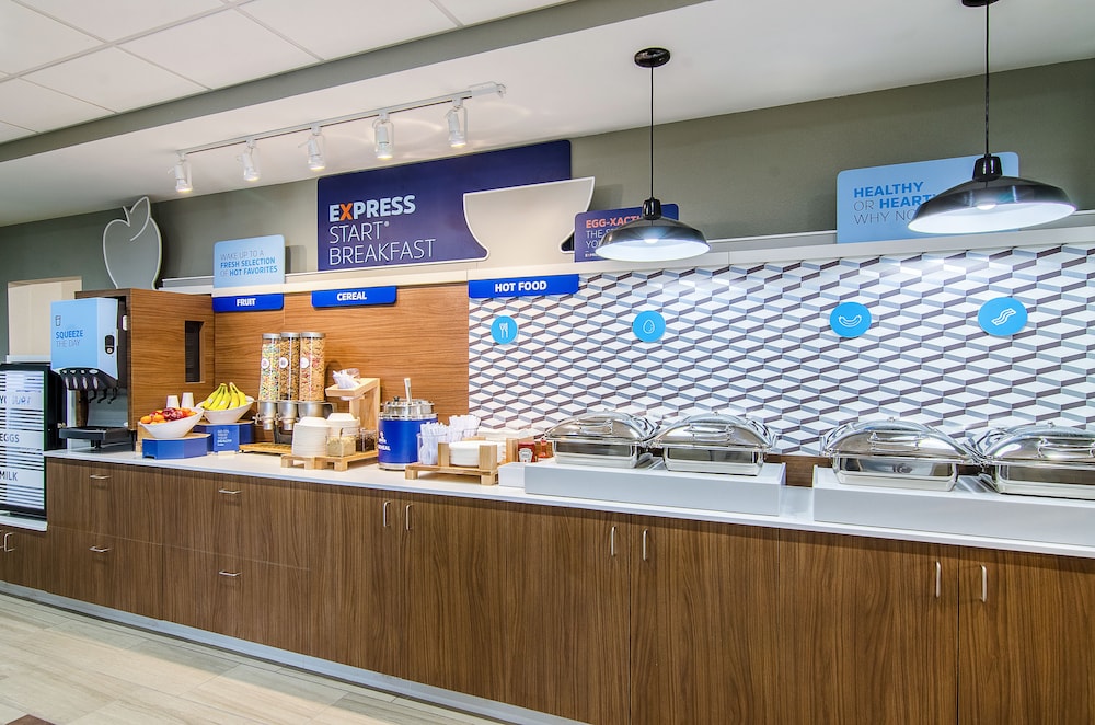 holiday inn express and suites atchison by ihg