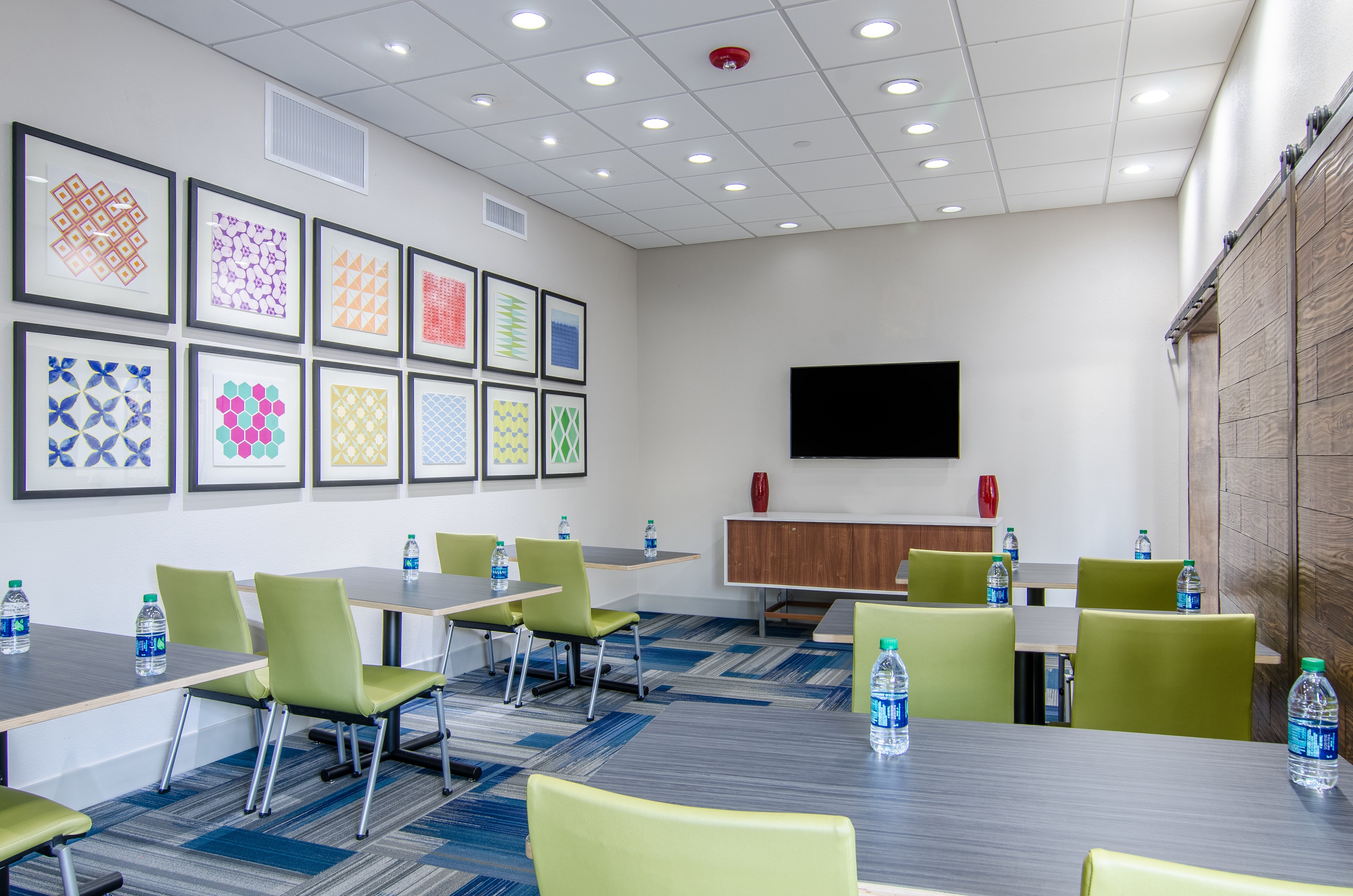 holiday inn express and suites atchison by ihg