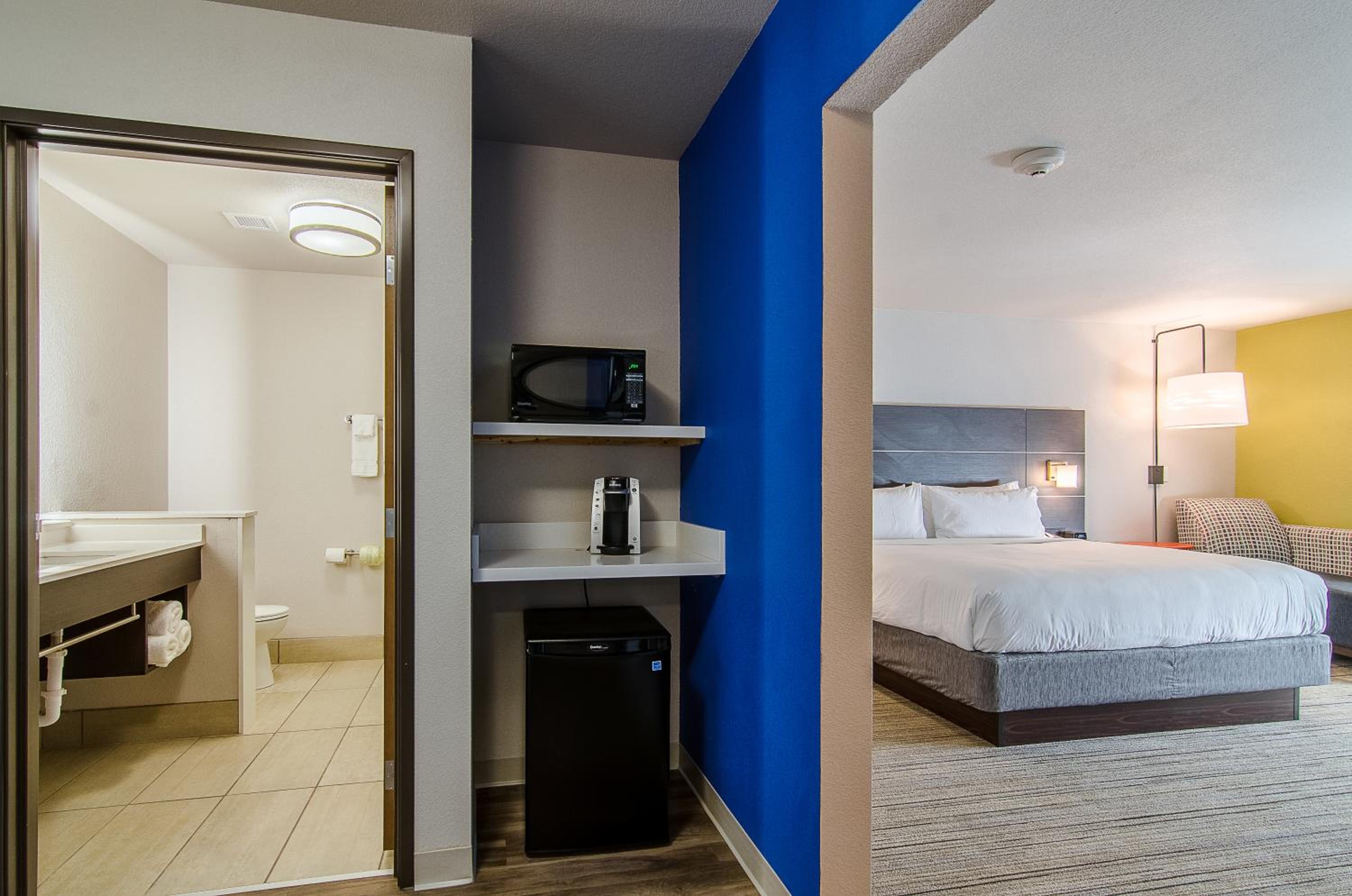 holiday inn express and suites atchison by ihg