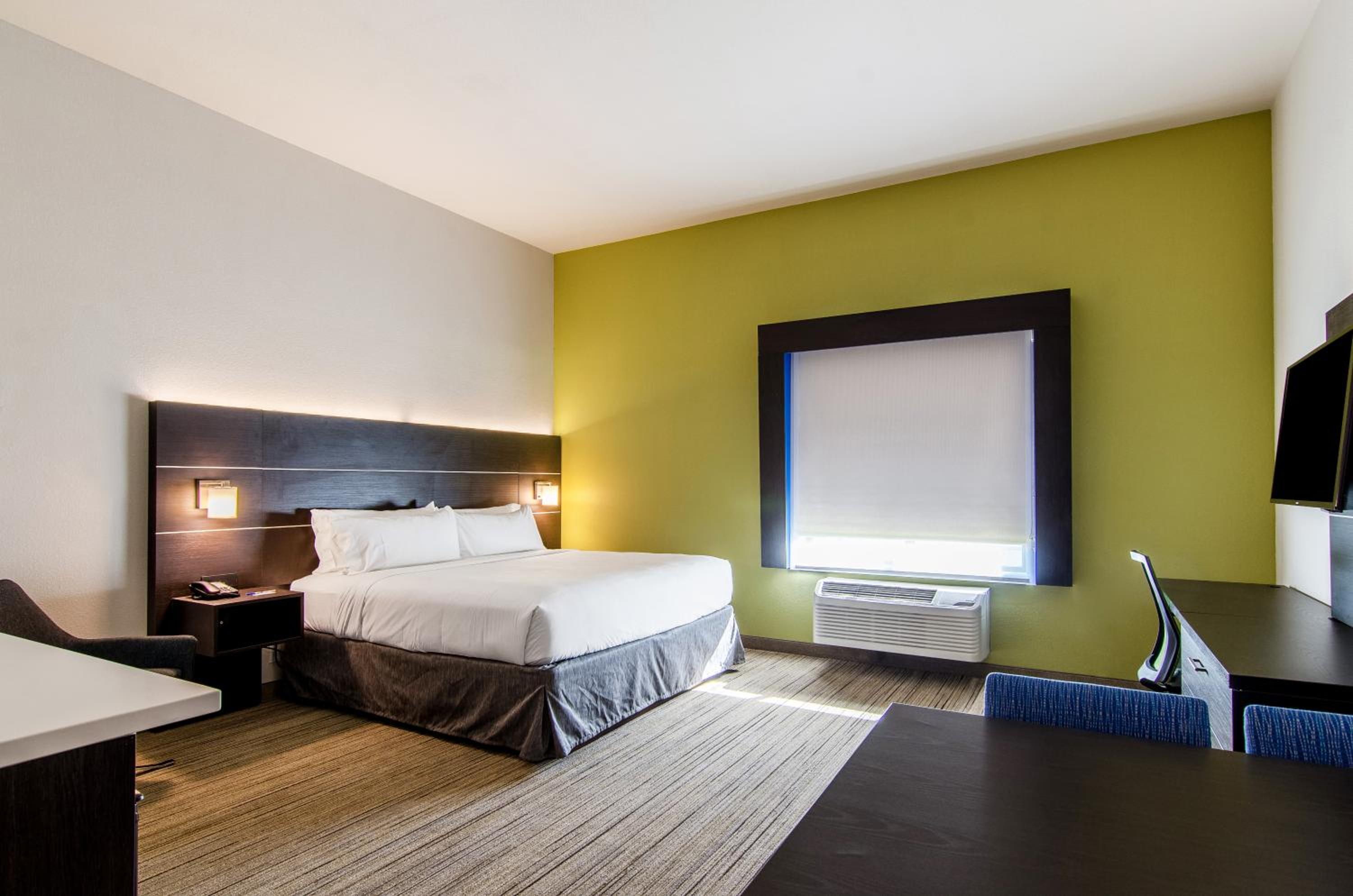 holiday inn express and suites atchison by ihg