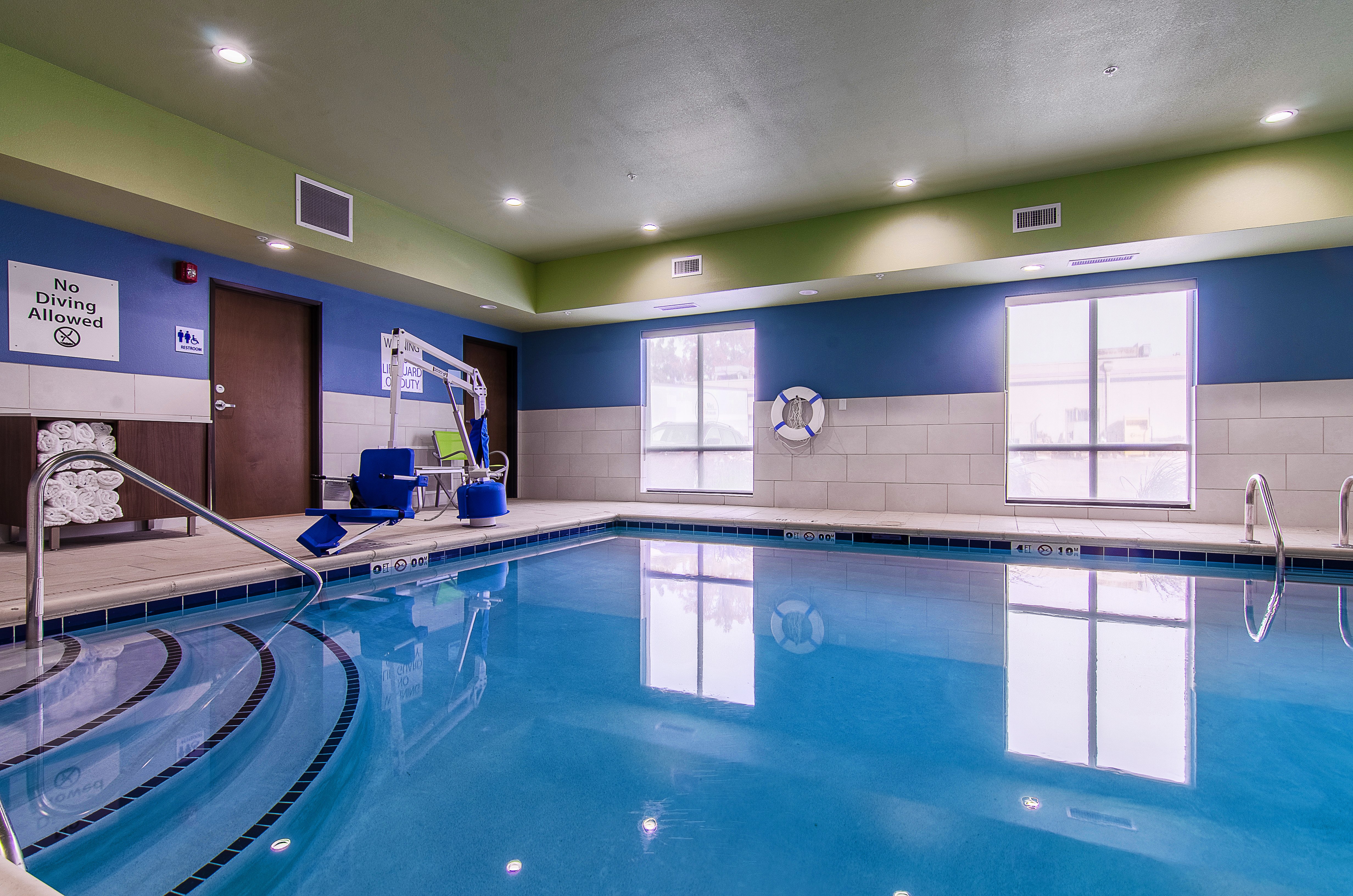 holiday inn express and suites atchison by ihg
