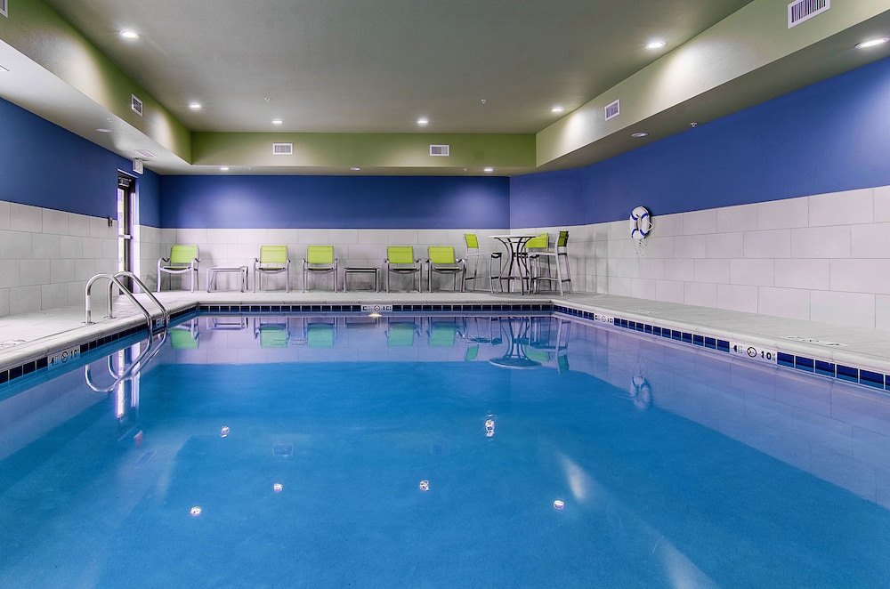 holiday inn express and suites atchison by ihg