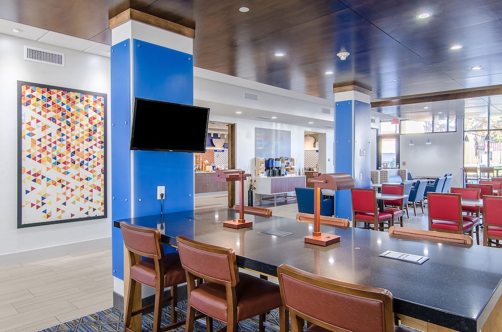 holiday inn express and suites atchison by ihg