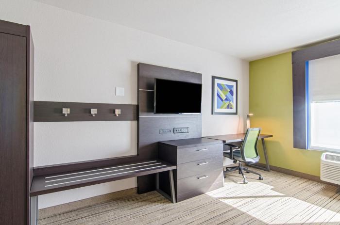 holiday inn express and suites atchison by ihg
