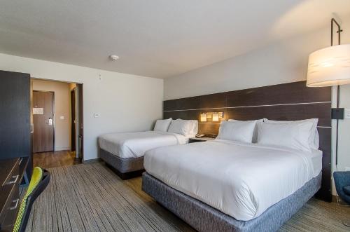 holiday inn express and suites atchison by ihg