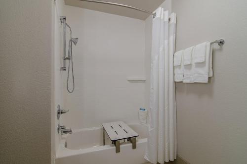 holiday inn express and suites atchison by ihg