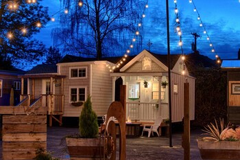tiny digs hotel of tiny houses
