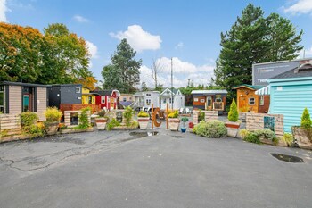 tiny digs hotel of tiny houses