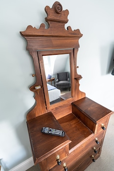 homeport inn and tavern