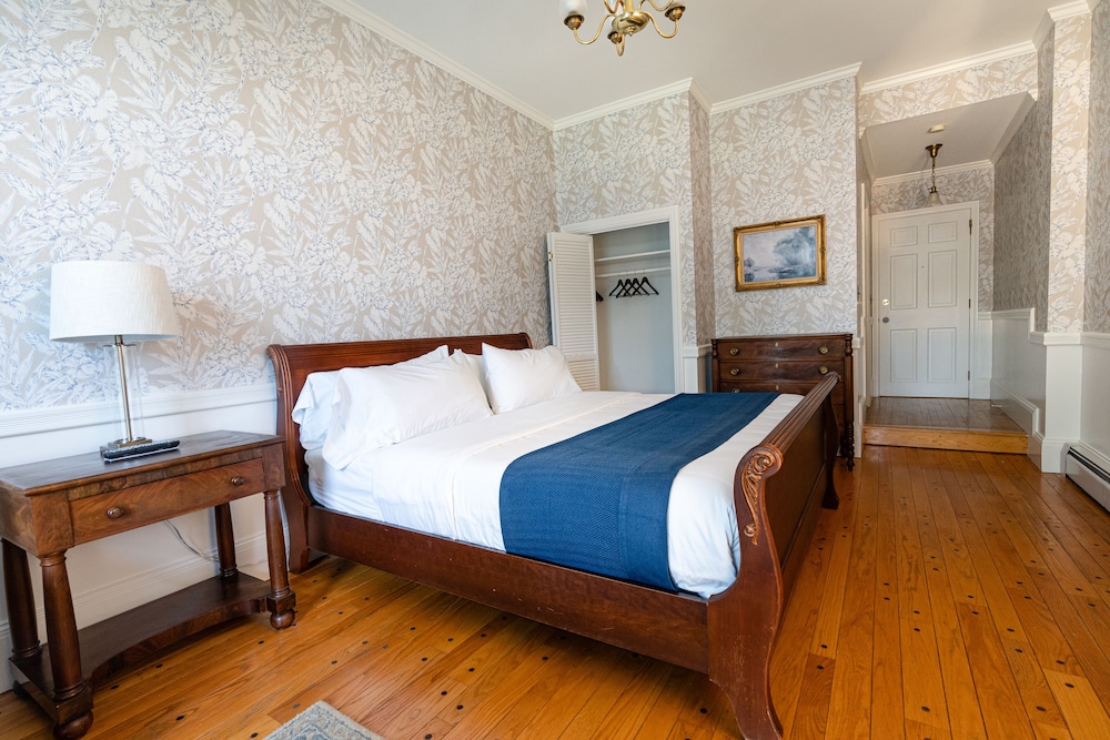 homeport inn and tavern