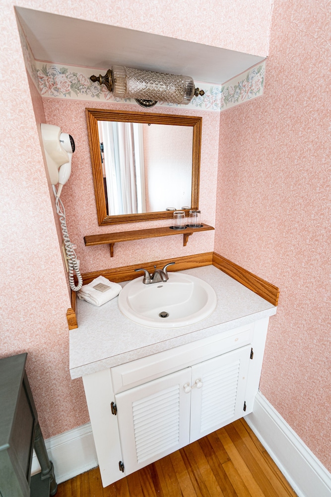 homeport inn and tavern