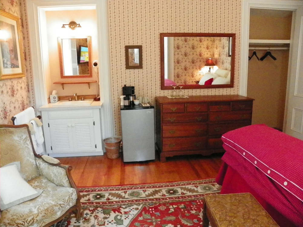 homeport inn and tavern