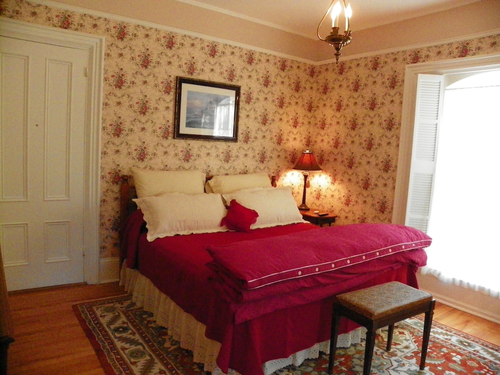 homeport inn and tavern