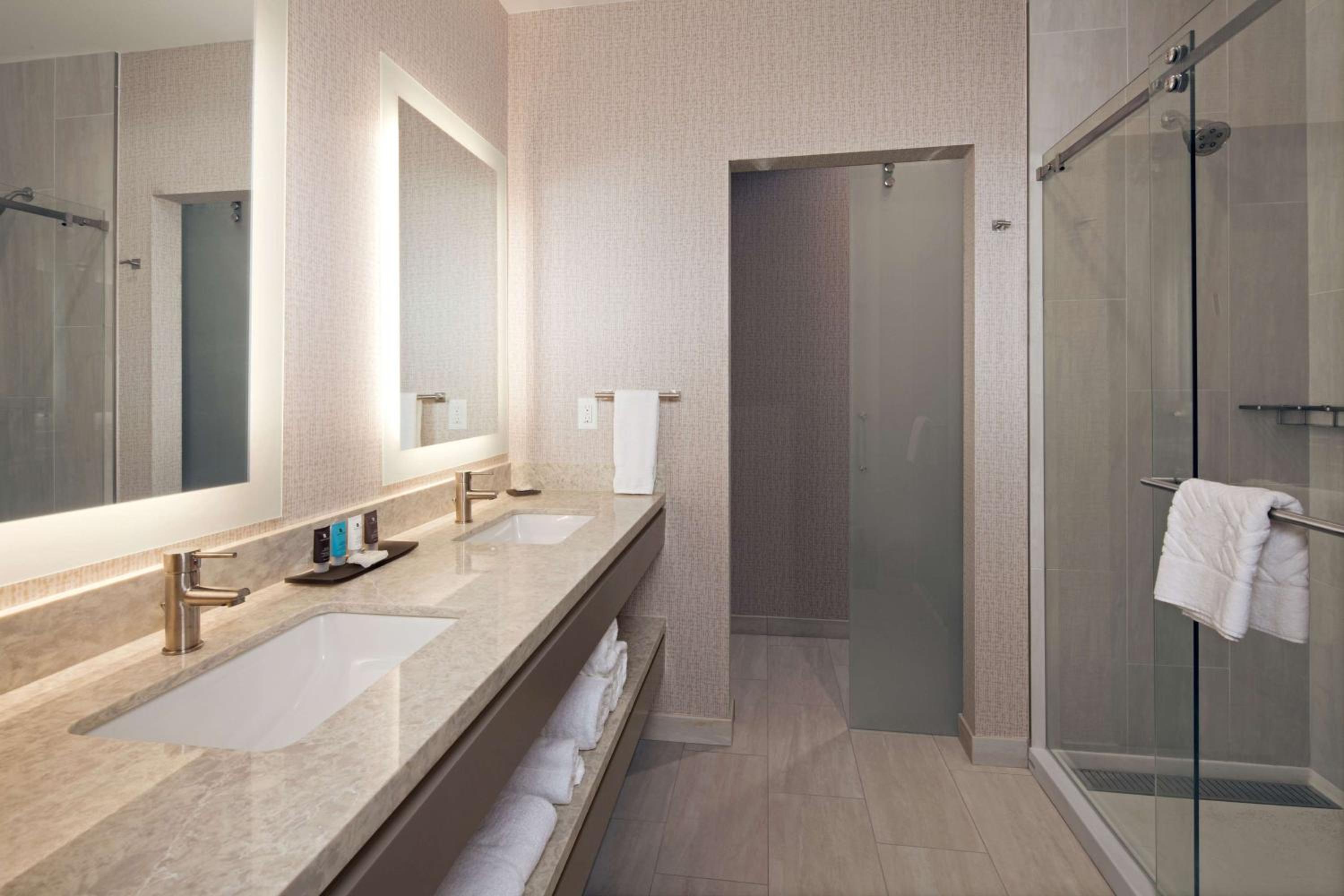 h hotel los angeles curio collection by hilton
