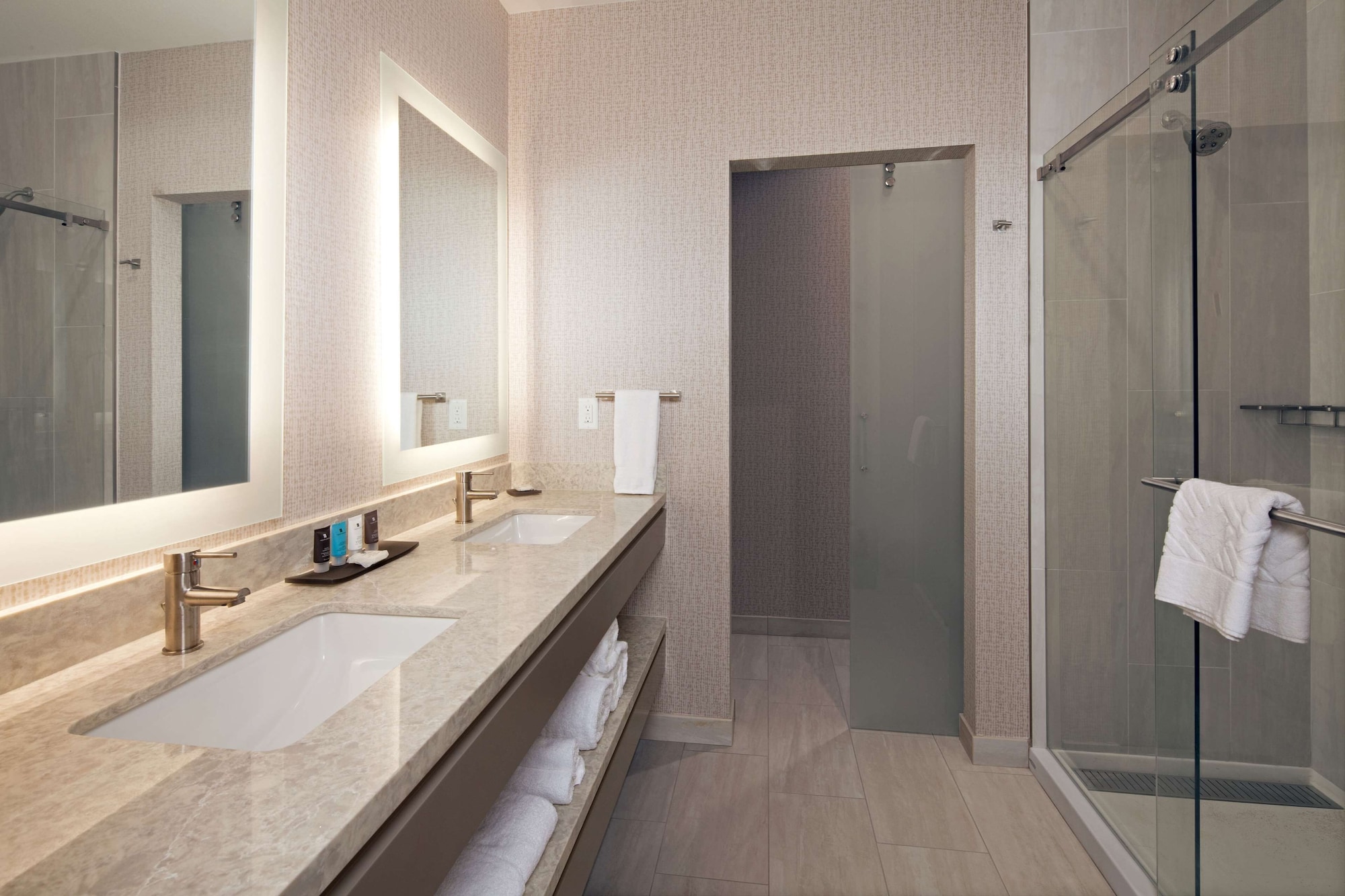 h hotel los angeles curio collection by hilton