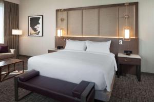 h hotel los angeles curio collection by hilton