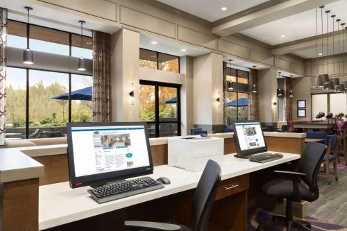 hampton inn and suites seattle renton