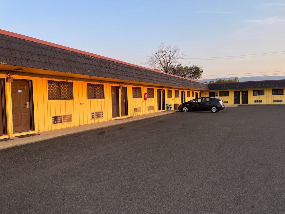 Sage & Sand Motel,,3 star