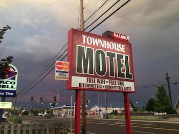 townhouse inn and suites