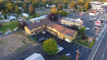 Townhouse Inn & Suites,,3 star