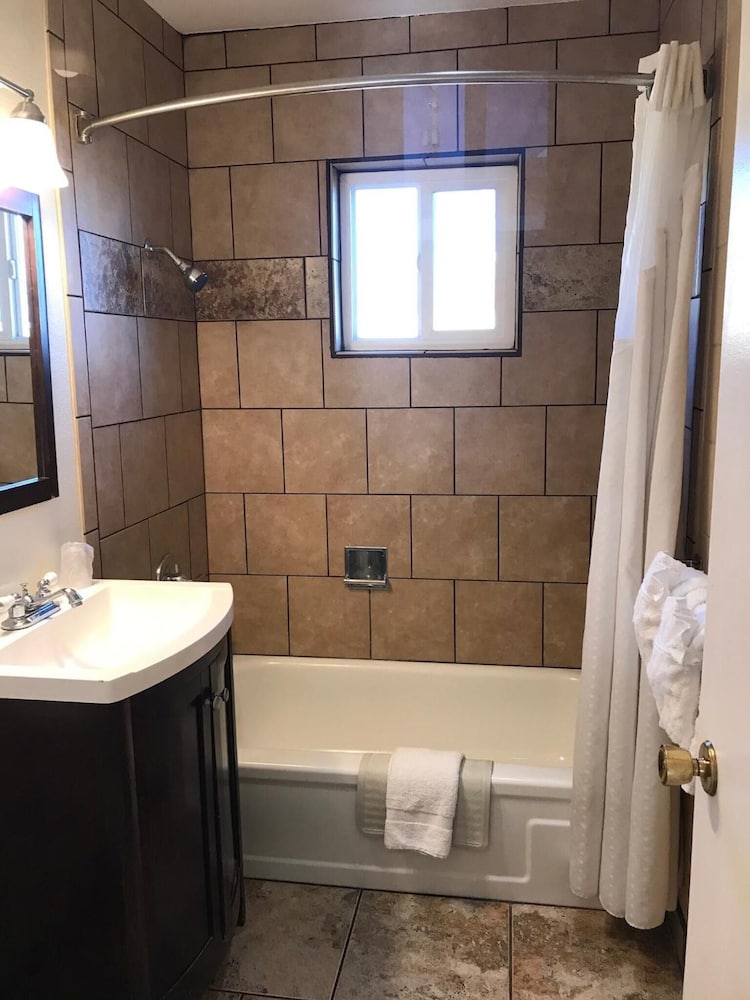 townhouse inn and suites