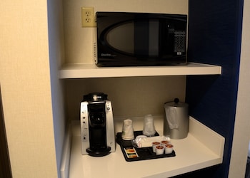 Holiday Inn Express & Suites Pittsburgh - Monroeville By Ihg,Pittsburgh>>Monroeville,3 star