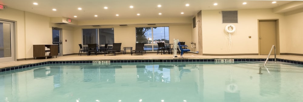 holiday inn express and suites commerce by ihg
