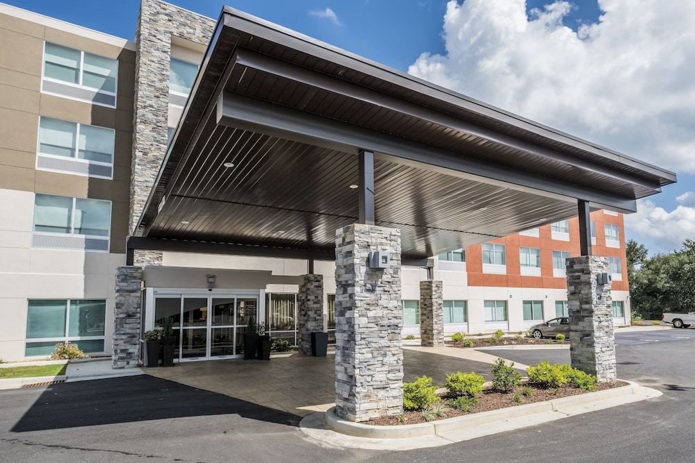 holiday inn express and suites commerce by ihg