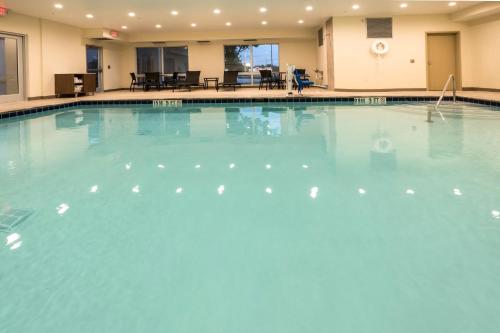 holiday inn express and suites commerce by ihg