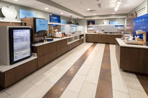 holiday inn express and suites commerce by ihg