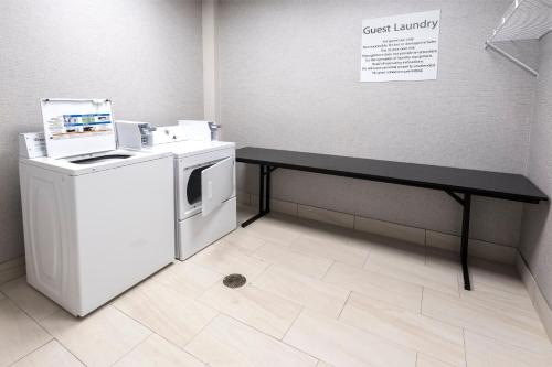 holiday inn express and suites commerce by ihg