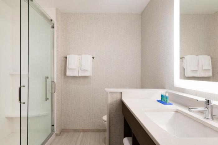 holiday inn express and suites cincinnati ne red bank road