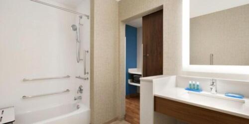 holiday inn express and suites cincinnati ne red bank road