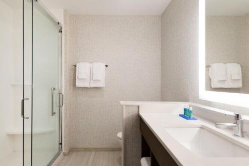holiday inn express and suites cincinnati ne red bank road