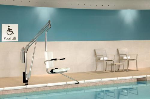 holiday inn express and suites cincinnati ne red bank road